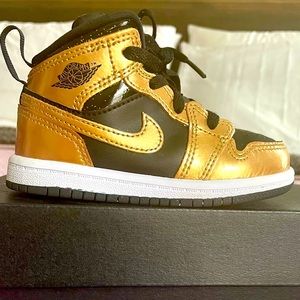 Jordan 1 - black/metallic gold size 7c